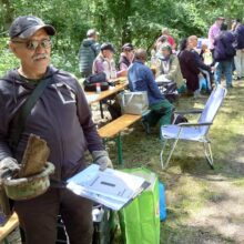 Samen zoeken naar Molukse barakken in de bossen